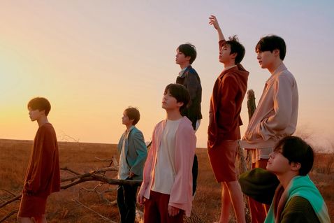 There is no Enemy for group BTS.BTS swept the top spot on the charts with its title song FAKE LOVE (Fake Love) on seven major soundtrack sites in Korea, including Muskelon, Bugs and Genie, Ole Music, Naver Music, Soribada and Mnet, as of 8 a.m. on the 22nd.Some charts, including Muskmelon, are even lining up the charts with songs from their regular 3rd album LOVE YOURSELF Tear (Love Yourself Former Tier) released on the 18th.After the soundtrack release, the 2018 Billboard Music Awards and the first public release of the comeback stage have been continuing the issue, and interest in soundtrack is getting hotter.It is expected that the response to the regular 3rd album such as FAKE LOVE will be hotter while the activities will continue with the domestic music broadcasting comeback stage.BTS expressed the pain of the boys who faced the breakup with their regular 3rd album LOVE YOURSELF Tear (Love Youself Former Tier).FAKE LOVE is an aunt hip hop genre in which Grunge Rock guitar sound and grubby trap beats create a quirky gloom.It is a sad thing to feel the energy of the farewell by putting the unique lyrics and sound of BTS only, but it is sad to realize that the love that I thought was fate was a lie.