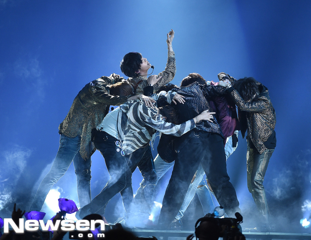 Group BTS (RM, Jean, Suga, J-Hope, Jimin, V, Jungkook) has hosted the 2018 Billboard Music Awards (BBMAs) with a live performance of their spectacular new song FAKE LOVE (Fake Love).According to United States of America Splash.com on May 20 (local time), BTS attended the United States of Americas MGM Grand Garden Arena as a performer.BTS, who took the stage, presented the stage of the regular 3rd album LOVE YOURSELF Tear (Love Yourself) title song FAKE LOVE (Fake Love) and received the attention of the audience.Fellow artists and audiences at the scene responded with hot cheers, standing ovations and a toeps.In particular, Singer Kelly Clarkson Clarkson, who was in charge of the awards ceremony on the day, introduced the stage of BTS and laughed as he was carrying a pink big ear plug in preparation for the audiences cheers.hwang hye-jinPhoto Offering: TOPIC / Splash News