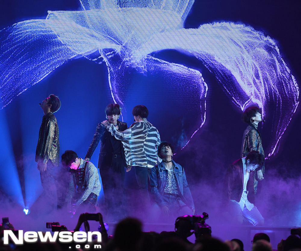 Group BTS (RM, Jean, Suga, J-Hope, Jimin, V, Jungkook) has hosted the 2018 Billboard Music Awards (BBMAs) with a live performance of their spectacular new song FAKE LOVE (Fake Love).According to United States of America Splash.com on May 20 (local time), BTS attended the United States of Americas MGM Grand Garden Arena as a performer.BTS, who took the stage, presented the stage of the regular 3rd album LOVE YOURSELF Tear (Love Yourself) title song FAKE LOVE (Fake Love) and received the attention of the audience.Fellow artists and audiences at the scene responded with hot cheers, standing ovations and a toeps.In particular, Singer Kelly Clarkson Clarkson, who was in charge of the awards ceremony on the day, introduced the stage of BTS and laughed as he was carrying a pink big ear plug in preparation for the audiences cheers.hwang hye-jinPhoto Offering: TOPIC / Splash News