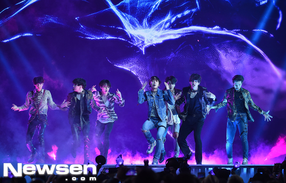 Group BTS (RM, Jean, Suga, J-Hope, Jimin, V, Jungkook) has hosted the 2018 Billboard Music Awards (BBMAs) with a live performance of their spectacular new song FAKE LOVE (Fake Love).According to United States of America Splash.com on May 20 (local time), BTS attended the United States of Americas MGM Grand Garden Arena as a performer.BTS, who took the stage, presented the stage of the regular 3rd album LOVE YOURSELF Tear (Love Yourself) title song FAKE LOVE (Fake Love) and received the attention of the audience.Fellow artists and audiences at the scene responded with hot cheers, standing ovations and a toeps.In particular, Singer Kelly Clarkson Clarkson, who was in charge of the awards ceremony on the day, introduced the stage of BTS and laughed as he was carrying a pink big ear plug in preparation for the audiences cheers.hwang hye-jinPhoto Offering: TOPIC / Splash News