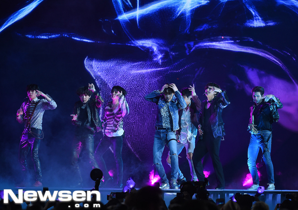 Group BTS (RM, Jean, Suga, J-Hope, Jimin, V, Jungkook) has hosted the 2018 Billboard Music Awards (BBMAs) with a live performance of their spectacular new song FAKE LOVE (Fake Love).According to United States of America Splash.com on May 20 (local time), BTS attended the United States of Americas MGM Grand Garden Arena as a performer.BTS, who took the stage, presented the stage of the regular 3rd album LOVE YOURSELF Tear (Love Yourself) title song FAKE LOVE (Fake Love) and received the attention of the audience.Fellow artists and audiences at the scene responded with hot cheers, standing ovations and a toeps.In particular, Singer Kelly Clarkson Clarkson, who was in charge of the awards ceremony on the day, introduced the stage of BTS and laughed as he was carrying a pink big ear plug in preparation for the audiences cheers.hwang hye-jinPhoto Offering: TOPIC / Splash News