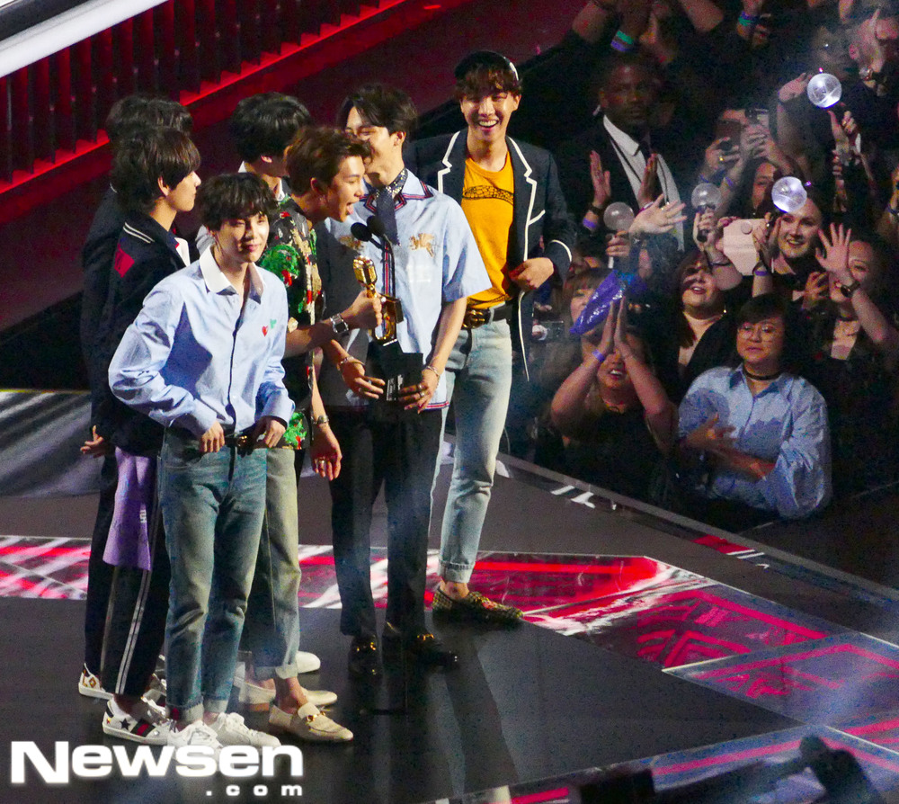 Group BTS (RM, Jean, Suga, J-Hope, Jimin, V, Jungkook) swept the 2018 Billboards Music Awards (BBMAs)BTS won the trophy for the Top Social Artist category at the BBMAs at the United States of Americas MGM Grand Garden Arena on May 20.In the prestigious awards BBMAs, which is considered to be the United States of Americas three major musical awards, it has been honored with the awards for the second consecutive year in that category, and has re-emerged its advanced world status by spreading the stage of World Premier (the first release of the new song stage for the world).▲ There was no change, the awards that overwhelming support achievedIn the case of Top Social The Artist, BTS awards were the most likely category for the second consecutive year before the awards were held.BBMAs selected candidates for the album and digital song sales for about one year from April 8 last year to March 31, 2018, streaming, radio broadcasting frequency, performance and social participation.The Top Social The Artist category decided to add the awards to the figures that reflected the fan voting score from the 15th to the 21st just before the awards based on Korea time.Earlier, BTS proved its strong social network influence by over 70 times overtaking global stars on the Billboards Social 50 chart.In terms of global fan voting scores that have been actively conducted through SNS (Twitter Inc.), they also outperformed Justin Bieber, Ariana Grande, Sean Mendes and Demi Lovato, who were nominated together.▲ Best K Pop Boy Band, not Worlds Best Boy BandThe stage ripple was more than I imagined.BTS, which has been named on the Performers list with prominent global Lee Su-hyun such as Dua Lipa, Sean Mendes, Khalid, John Legend, Christina Aguilera, Demi Lovato, Jennifer Lopez, Jed and Janet Jackson, appeared as the 15th of the 16 performers teams on the day, F Tear (Love Yourselfs former Tear) title song FAKE LOVE (Fake Love) was first presented.The audience and fellow Lee Su-hyun on the scene responded to the stage of BTS with unprecedented cheers, standing ovations and Techang.It was BBMAs, which was considered a severe barrier to Asian singers, but it gave BTS an unusual way.Mike Mahan, CEO of Dick Clark Productions, a producer of BBMAs, said on the 20th, The Billboards Music Awards show the best music and directly represent the fans voices. BTSs World influence is obvious.I am really happy to release the world premiere stage of their new song FAKE LOVE. Singer Kelly Clarkson Clarkson, who was in charge of the awards, also introduced the stage of BTS and introduced it as the best boy band in World.There was no mention of the nationality of BTS; this is a proof that they have already received musical recognition from World Music fans, even if they do not mention their origins.Ahn Hyun-mo, who was in charge of the Mnet domestic satellite exclusive live broadcast of the awards on the day, said, I thought about it now and there was no word Korea at the introduction of Kelly Clarkson Clarkson.I think it means that I will know that it is the best Boy Band in World, he said. One part is a little creepy that I gathered to see BTS performance in former World, not Korean fans.▲ The status has changed ... but still BTSAs a result, Lee Su-hyun, who has recently become popular with the Billboards chart, has also shown a keen interest in BTS.Taylor Swift, who won the Top Female Artist category on the day of the Awards, posted a photo of her shoulder with BTS on the official SNS on the day of the awards.BTS. So great meeting you!!! Youre killing it!!! (Its nice to meet BTS, you guys were awesome), he added.Many stars, including John Legend, DJ Khalid, Model Tyra Banks and Chain Smokes, posted authentication shots with BTS, which were shot inside the backstage and awards.In particular, according to BTS members, John Legend said he had taken the BTS CD from his bag and asked for a sign.Tyra Banks represented high interest in the episode that he met with BTS while he was broadcasting live on SNS shortly after the awards.After the awards, an after party was also scheduled, and many stars expected encounters with BTS, but the members headed to the hostel instead of the party.It would have been a fact that the members already knew that after party was a good opportunity to build friendship with famous Lee Su-hyun and discuss collaboration work.However, the members are said to have made the decision without hesitation to repay World fans (ARMY, Ami) who have put them in a high position with consistent support.Member Jean has been honored with the Awards for the second consecutive year in BBMAs and has finished the first stage successfully. After finishing the official Twitter Inc., Thank you so much for Ami, I am so awarded overseas!I love you, Amiamiami, Suga said, adding: Thank you Ami! Good night! and J-Hope said, Thanks ARMY (Thank you Ami).Leader RM raised a selfie with a thumbs up and said, Teamwork makes the dream work, which I have been writing since the beginning of debut.(Teamwork makes a dream job) added the phrase.Jimin also said in an online live broadcast, It was a prize you really made. I almost exploded my heart.I do a lot of interviews, and most of the questions are your (fan) story, RM said, its a great thing in the whole.Jimin said, I am so proud, so strong and so strong, he said. It was really an honor, not an opportunity at any time.Thanks to you, he repeatedly thanked the fans. The members were invited to many after-party parties, but added that they chose to go to the hostel for a party with their fans.This is not the first time BTS has been communicating with fans at the after-party and straight to the hostel.When I first attended the American Music Awards (AMAs) held at the United States of America last November, I returned to my accommodation and conveyed my feelings through online live broadcasts.hwang hye-jinPhoto Offering: TOPIC / Splash News