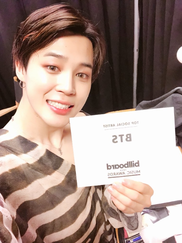 Boygroup BTS (RM, Jean, Suga, J-Hope, Jimin, V, Jungkook) member Jimin released the 2018 Billboard Music Awards (BBMAs) behind-the-scenes cut.Jimin tweeted on May 22 (hereinafter in Korea time): I was really happy and happy.I had a really good experience, and Im so excited that I didnt say anything. You received the award. I wont forget. I love you.We got our Ami (fan) award, he said.Jimin in the photo, which was released together, is smiling with a BBMAs trophy.BTS won the Top Social Artist award at the BBMAs at the United States of Americas MGM Grand Garden Arena on the 21st.After last year, he won the awards for the second consecutive year in the category and proved once again his unique global status.BTS, which successfully completed the world premiere stage from BBMAs, returns home and schedules the scheduled domestic schedule.Starting with Mnets BTS COMEBACK SHOW, which will be broadcast at 8:30 p.m. on the 24th, KBS 2TV Music Bank on the 25th and MBC show on the 26th.Music Center, and SBS Inkigayo on the 27th, and will continue their regular 3rd album LOVE YOURSELF Tear (Love Your Self) title song FAKE LOVE (Fake Love) released on the 18th.hwang hye-jin