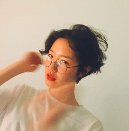 Kim Sae-rom has shared his latest with Selfie.Kim Sae-rom posted a picture on his Instagram on May 22 with an article entitled I think it will look good.Kim Sae-rom in the picture is wearing short cuts and glasses. The girl Crush is full of eyes.kim myeong-mi