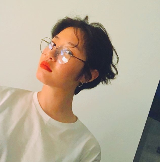 Kim Sae-rom has shared his latest with Selfie.Kim Sae-rom posted a picture on his Instagram on May 22 with an article entitled I think it will look good.Kim Sae-rom in the picture is wearing short cuts and glasses. The girl Crush is full of eyes.kim myeong-mi