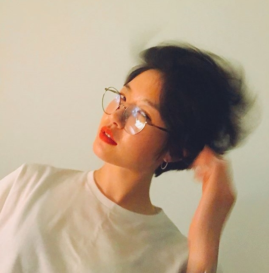 Kim Sae-rom has shared his latest with Selfie.Kim Sae-rom posted a picture on his Instagram on May 22 with an article entitled I think it will look good.Kim Sae-rom in the picture is wearing short cuts and glasses. The girl Crush is full of eyes.kim myeong-mi