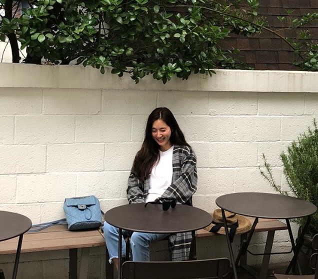 Pre-mother Han Chae-ah has shared a lovely recent situation.Actor Han Chae-ah posted a picture on his Instagram page on May 22.The photo shows Han Chae-ah smiling brightly outdoors, with the more prettier look of Beautiful look after the wedding.kim myeong-mi