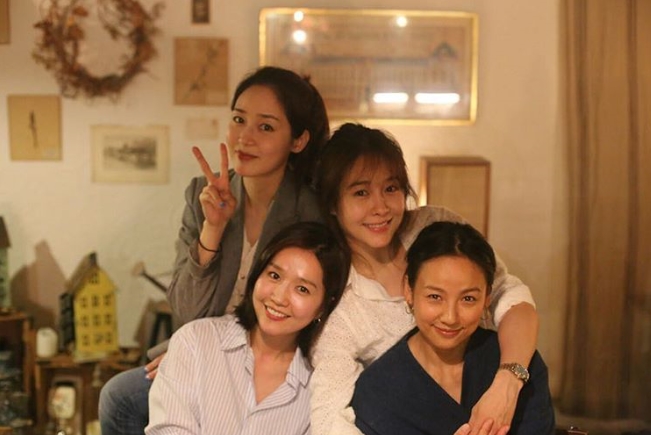 Group Fin.K.L (Lee Hyori Ock Joo-hyun Lee Jin Sung Yu-ri) united as a complete body in Jeju Island.Sung Yu-ri posted a video on Instagram on the afternoon of May 22 with an article entitled Bigger Than Life is a better-looking brother and Fin.K.L.The video shows the members of Fin.K.L, who are gathering together in a place that looks like Lee Hyoris Jeju Island home.Its Lee Hyoris husband, singer Lee Sang-soon, who takes a picture of Fin.K.L.Lee Jin is enjoying her honeymoon in New York, USA, after recently marrying a Korean-American; and appears to have returned home briefly to meet with Fin.K.L members.Ock Joo-hyuns agency, Fort Luck, also said on the official Instagram, 2018. 5.22 Fin.K.L body (complete) Fin.K.L and posted a picture to attract fans attention.Fin.K.L debuted in 1998 with his first album Fine Killing Liberty and was popular with his hits such as To My Boyfriend, Ruby and Now.Fin.K.L last walked its own path in 2002s fourth album, gathering topics in April 2015 with four members to make friendship.There is no specific reunion plan.hwang hye-jin