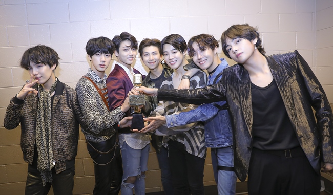 Boygroup BTS is adding to its march on record, with a global comeback.BTS made a comeback comeback on the 18th with the regular 3rd album LOVE YOURSELF Tear.The first release of the new song Fake Love at the 2018 Billboard Music Awards held at the MGM Grand Garden Arena in United States of America on the 21st (Korea time).The treatment of the Billboard Music Awards was of all time: BTS seats were the most prominent in the center of the country, and it appeared on stage for the 15th time in 16 performances.Kelly Clarkson also introduced BTS, saying it is the best boy band in the world.At the same time, he won the Top Social Artist category award and won the trophy for the second consecutive year.Billboard also reported on the record breaking of BTS.According to a report on the 21st (Korea time), BTS officially recorded the 24-hour views (24-hour debut) of the years biggest music video release with its new song FakeLove.This is also the third highest number of views in the sector.According to YouTube, Fake Love achieved 35.9 million views in a day, exceeding the 22.3 million views previously recorded by DNA and set its own record, Billboard said. This led to BTSs top 10 24-hour views of the past, with two songs, Fake Love (3rd) and DNA (9th).The top 10 current music video public 24-hour views in Billboard magazine are as follows.1. Taylor Swift - Look What You Made Me Do (43.2 million views) 2. Psy - Gentleman (36 million views) 3.BTS - Fake Love (35.9 million views) 4. Nicky Jam and J. Balvin - X (EQUIS) (29.7 million views) 5.Adele - Hello (26.3 million views) 6.Daddy Yankee, RedOne, French Montana and Dinah Jane - Boom Boom (24.1 million views) 7.Miley Cyrus - Wrecking Ball (22.6 million views) 8.Luis Fonsi and Daddy Yankee - Despacito (Remix Audio) ft. Justin Bieber (22.4 million views) 9.BTS - DNA (22.3 million views) 10. Major Lazer - Sua Cara (feat. Anita and Pablo Vitar) (20.2 million views)Meanwhile, BTS is scheduled to show its new albums new song stage for the first time in Korea at the BTS Coming Show (BTS COMEBACK SHOW), which will be broadcast on Mnet at 8:30 pm on the 24th.In the domestic charts, the BTS is expected to become even hotter, as it has been continuing to line up the songs as well as the top for the fifth day.Big Hit Entertainment, Billboard Music Awards official Twitter.