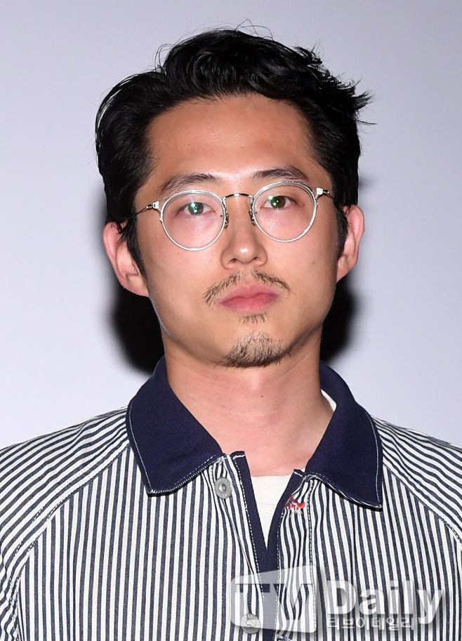 Actor Steven Yeun attends the stage greeting of the film Burning Man (director Lee Chang-dongs production of Pinehouse Film) at Megabox, COEX, Samsung-dong, Gangnam-gu, Seoul on the afternoon of the 22nd.Burning Man is a secret and intense story that takes place when Distribution Company, a half-life species (infant), meets a local friend, Hami (Jeon Jong-seo), and is introduced to her by an unidentified man, Ben (Steven Gerrard Yeon).Burning Man stage greetings in film