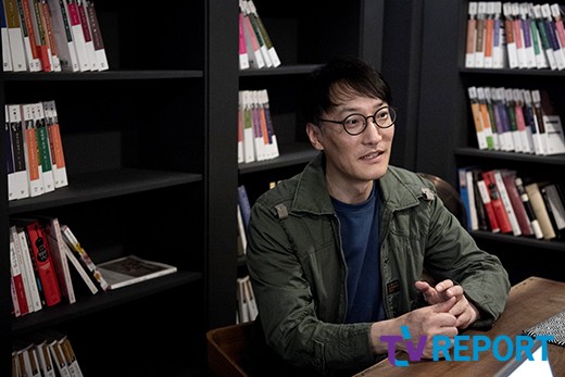 Lee Ji-eun, revealed by My Uncle Actors, and IU Singer IU has already reached the top of the list. Not actor Lee Ji-eun. Singing IU was more familiar to the public.It does not feel awkward to call Lee Ji-eun anymore.On the 17th, TVNs tree drama My Uncle (played by Park Hae-young, directed by Kim One Seok) ended.Park Dong-hoon (Lee Sun Gyun) and Lee Ji-eun were greeted with a happy ending as they reunited warmly.My Uncle was named as a life drama as Park Hae-youngs authentic writing, Kim One-seoks delicate performance, and Actors Hot Summer Days blended well.Lee Ji-eun was particularly outstanding, filling the drama with a perfect digestion of the colorful emotional lines of Ijian Station; the singing IU was not available.There was only Lee Ji-an acting.So, the Actors in My Uncle also praised Lee Ji-eun. They said, Best. They were impressed by his concentration.First of all, Jung Jae-sung of Yoon Sang-moo said, Lee Sun Gyun said that Lee Ji-euns role as Lee Ji-eun would be a life character, but I also felt that when I saw it on the spot.I was not kidding about being immersed.Jung Jae-sung cited Lee Ji-ans interview scene as an impressive scene among the 12 My Uncle. He said, At that time, I felt that Lee Ji-eun was doing very well.I thought, How do I get so immersed? he said, Ive been very well prepared. Im a good smiler at the shooting site, but when I go on shooting, it changes.In particular, Ahn Sung Kyun played the role of Lee Ji-ans best friend Song Ki-bum, and played Hot Summer Days, which was the most active breathing with Lee Ji-eun.My sister took care of me very well. Ive been impressed.It was my birthday at the beginning of my My Uncle shooting, and I congratulated him later. He said, I was able to easily act.In fact, she is tired because she has a lot of quantity, but she always takes care of it, so it was a stimulus to work harder. Thank you.Ahn Sung Kyun boasted an extraordinary connection with Lee Ji-eun, who was on the same festive stage as IU during high school when Ahn Sung Kyun was in dancing.I remember it eight years ago, and I remember it when I was making a dance team at school and performing a lot, and I first saw my sister IU when I was selected as a performance team for the Dongduk Girls High School Festival and prepared for the stage.I thought it was cool at the time. The stage manners were good. I did not know that I would meet my sister again as an actor in eight years, he said. I was in dancing and changed my major to Acting.I was really surprised when I met her again.One of the three safety diagnosis teams led by Park Dong-hoon also has a relationship with Ijian.Seo Hyeon-woo as Song Kwa-jang and Kim Min-seok as the youngest female Hyung-kyu also gave praise to Lee Ji-eun.Lee Ji-eun was just Ijian when I first met him on the set of My Uncle, said Seo Hyeon-woo, and he was very focused on the role.So, just being there was a lot of energy, so I was able to catch up with the atmosphere that was a little cluttered. I thought I was doing well.I thought about it when I was working on it, and when I was watching it, he said.Also, When I look at my seat, Park Dong-hoon was sitting on the right and Lee Ji-an was sitting on the left.It was a place to receive both the eyes and energy of the two people. Kim Min-seok also said, Lee Ji-eun was very immersed in the character at the shooting scene.So I helped him concentrate on Acting rather than going to talk first. I was surprised to be able to act well.I talked comfortably at the dinner party.