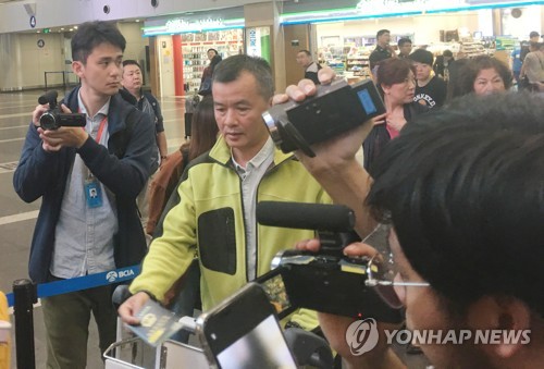 풍계리로 떠나는 외신 기자들 (베이징=연합뉴스) 김진방 특파원 = 22일 오전 중국 베이징(北京) 서우두(首都) 공항에서 북한의 풍계리 핵실험장 취재에 초청받은 외신 기자들이 고려항공 전세기를 타기 위해 탑승장으로 들어가고 있다.2018.5.22  chinakim@yan.co.kr  (끝)