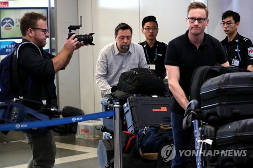 북한 향하는 외신기자들 (서울=연합뉴스) 22일 오전 CNN 윌 리플리를 비롯한 풍계리 취재단이 베이징공항에서 북한 원산행 고려항공 탑승을 위해 출국하고 있다. [사진공동취재단=연합뉴스]    photo@yna.co.kr