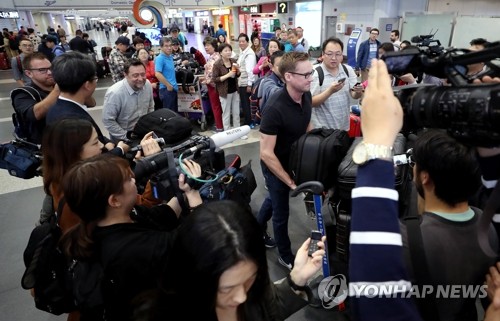 북한 향하는 외신기자들 (서울=연합뉴스) 22일 오전 CNN 윌 리플리를 비롯한 풍계리 취재단이 베이징공항에서 북한 원산행 고려항공 탑승을 위해 출국하고 있다.  [사진공동취재단=연합뉴스]    photo@yna.co.kr