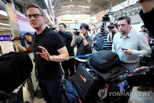 북한 향하는 외신기자들 (서울=연합뉴스) 22일 오전 CNN 윌 리플리를 비롯한 풍계리 취재단이 베이징공항에서 북한 원산행 고려항공 탑승을 위해 출국하고 있다. 2018.5.22 [사진공동취재단]