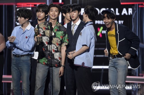 Jin of BTS, who returned to the hostel with the joy of the awards, said, I told my legend brother s Korean Heart when I took a picture.BTS, which received the Top Social Artist award for the second consecutive year at the 2018 Billboards Music Awards on the 20th (local time), refused to invite many sellers after-party invitations, returned to their hostels, and made a V-live and met the former World Armie (fan club).Their status was changed among local pop stars as they were awarded at the Billboards Music Awards in May last year and performed at the American Music Awards in November of that year.When Chain Smokers was called the Awards, they hugged BTS and climbed to the podium, and a certification shot with BTS was posted on pop stars SNS, including James Taylor Society for Worldwide Interbank Financial Tele and Chain Smokers.When asked about his intention to collaborate, Sean Mendes replied, One thousand percent.Were half our friends now (RM)The reason why leader RMs words do not sound like bluff is because in the past two years, BTS has become familiar to our ears as well as BTS, which is heard overseas as the Korean team name.Domestic fans are proud to be BTS holdersPop star Kelly Clarkson, host of the Billboards Music Awards, did not mention the BTS comeback stage as a group from Korea and a K-pop group.Im the best boy band in World, he explained only; I used earplugs to prepare for your cheers, he already knew a huge response.Fans of the audience caught on camera Teep Chang the chorus of their third album title song Fake Love (FAKE LOVE), which was released two days after the release, revering BTS!Half of the audience was such a loud shout that it looked like a BTS fan.Yoon Sang, who was in charge of the awards ceremony Live in Korea, said, K-pop singer is unrealistic to make a comeback here. However, the hot reaction was already seen when they appeared at the United States of America Music awards ceremony and famous talk show last year.In addition, the third album, Love Yourself Former Tier (LOVE YOURSELF Tear), released on the 18th, showed a strong record run; pre-order volume reached 1.44 million before its release.Immediately after the release, it won the top spot in the domestic charts as well as the World 65 iTunes, and all 11 songs in the Worlds largest music streaming service Sportys Global Top 200 entered.Many of the third album, which was filled with farewell sentiment, included World musicians such as DJ Steve Aoki, who worked in the remix of the hit song Mike Drop (MIC Drop), and Ali Tamposi, the composer who created Camilla Cabeyos Havana.The members concentrated on trendy genres from aunt hip-hop to Latin pop, but the consistency of the message was maintained.They talked about themselves without hesitation, built up narratives, and comforted the contemporaries of young people in a way of empathy, especially this time, expressing their gratitude to Music.On the 21st, Billboards predicted that their third album will be debut brilliantly on the latest chart to be released next week, and that it could be ranked second in the main album chart Billboards 200.The top K-pop singer ranking on the chart is the seventh place they set as their previous work, Love Yourself Seung Heo (LOVE YOURSELF HER).Also on the same day, according to the previous music videos Top 10 Open 24 Hours of Views reported by Billboards, Fake Love followed by Look What You Made Me Do by James Taylor Society for Worldwide Interbank Financial Tele and Gangnam Style by Psy, who is second. I was on top.It is a proof that fans in World are more active than ever in BTS music.For this reason, it is now syntax to focus only on SNS when analyzing their success factors.Pop stars in the Billboards Music Awards also asked for autographs and photos Billboards 3rd album, 2nd place on the album charts and possible to rise to No. 1