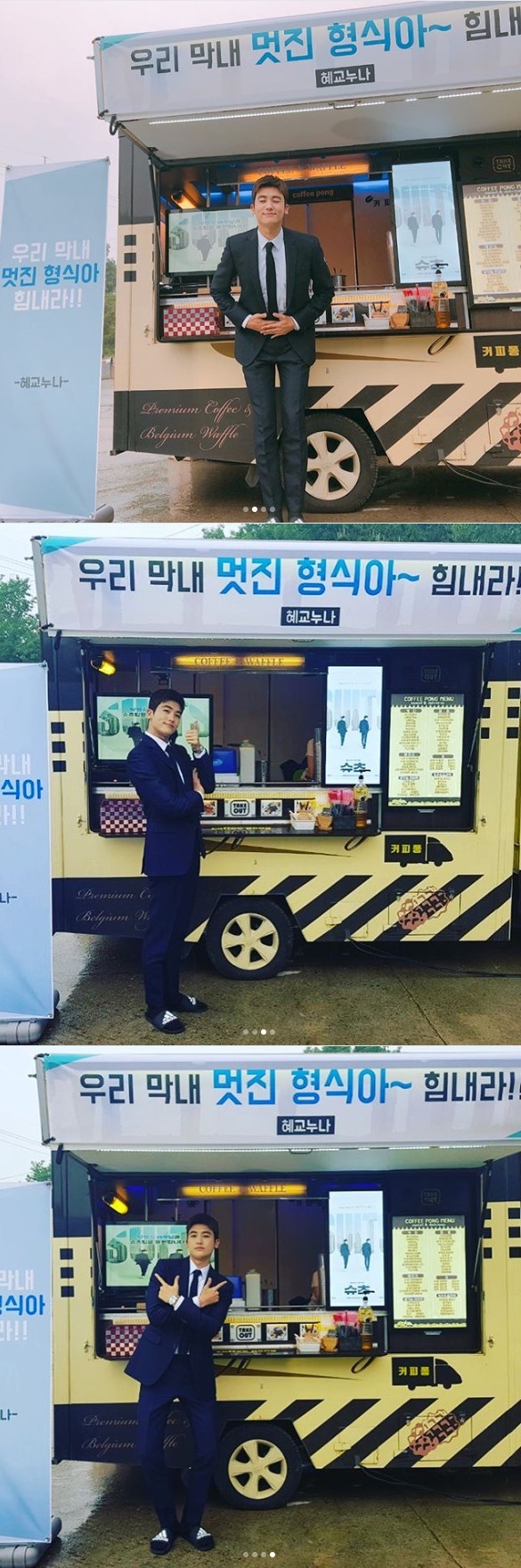 Seoul = = Song Hye-kyo presented a snack tea to his agency junior Park Hyung-sik.On the 22nd, Park Hyung-sik posted a thank you greeting on his SNS along with a picture of a snack car presented by Song Hye-kyo.Park Hyung-sik gave Song Hye-kyos gift to thank you for saying, My sister is loyal to our sister who sends me a snack car at once.Park Hyung-sik in the photo poses in front of a snack car presented by Song Hye-kyo.In the gift of Song Hye-kyo, Park Hyung-sik puts his hands on his navel and greets him with a greeting, and in another photo, he poses with his fingers to make a V and like him.Park Hyung-sik is appearing as a genius matching king who has worked as a lawyer at a law firm without a certificate at the chance of chance at SBS tree Suits.