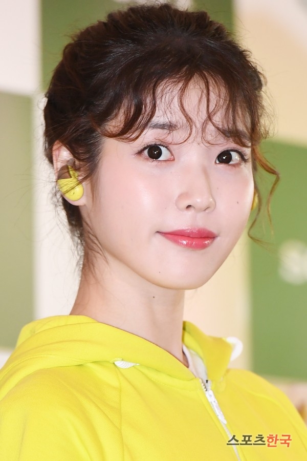 Singer IU is attending the photo wall commemorating the launch of a new wireless noise canceling earphone SP series for Sony Korea Sports held at the Westin Chosun Hotel in Sogong-dong, Jung-gu, Seoul on the morning of the 23rd.