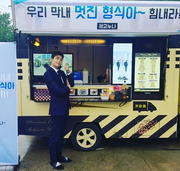 Park Hyung-sik impressed by Song Hye-kyos big giftPark Hyung-sik wrote on his instagram on the afternoon of the 22nd, My sister Wool Hye-kyo, who sends me a snack car at a time.#class #UAA, adding that Song Hye-kyo and Park Hyung-sik are eating a pot of rice from the same agency.In the photo released with the article, Song Hye-kyo showed Park Hyung-sik smiling brightly in front of coffee tea and snack tea sent to KBS 2TV drama Suits.Also, a banner reading Our youngest wonderful form, cheer up ~ Hye Kyo sister attracts Eye-catching.Park Hyung-sik, in a stunning Suits, poses humorously, drawing a V jazzle and greeting Horny Family.Meanwhile, Suits, starring Park Hyung-sik, is broadcast every Wednesday and Thursday at 10 pm.Photo Source: Park Hyung-sik Instagram