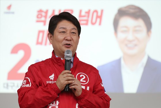 권영진 자유한국당 대구시장 예비후보가 21일 오후 대구 수성구 범어동 대구시당에서 열린 광역·기초단체장 예비후보 합동 공약발표회에 참석해 공약을 발표하고 있다. [뉴스1]