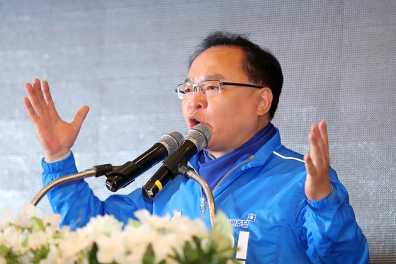 임대윤 대구시장 예비후보가 지난 12일 오후 대구 동구 신천동 MH컨벤션웨딩에서 열린 6·13 지방선거 더불어민주당 대구시당 필승 전진대회에 참석해 인사말을 하고 있다. [뉴스1]