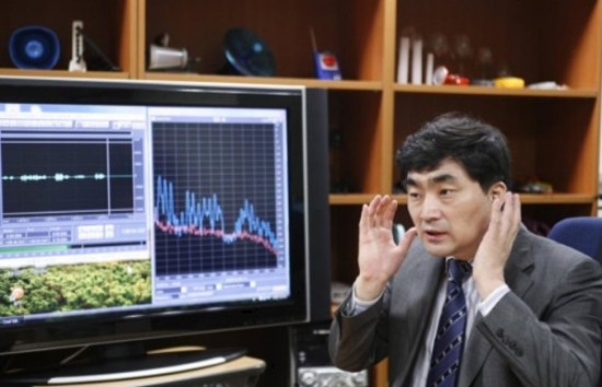 Bae Myong Jin Soongsil University Professor and Director of the Institute of Sound Engineering has revealed the suspicious truth.Bae Professor is the first person to analyze the sound of the domestic media that has appeared in the media about 7,000 times in 25 years.The long-term unsolved incident has also received the trust of the whole people, saying that if he goes through his hands, clues will be made.When the celebrity abuse scandal broke out, he asked fans to find him and reveal the truth. This is an example of how great his influence is in Korea.The MBC current affairs program PD Notebook raised suspicions, saying that Bae Professors voice analysis was not scientific. This is because the reality of his analysis technology is hidden in the veil.Finally, the PD Notebook aired on the 22nd, I will find the criminal with my voice - The Truth of Dr. Bae Myong Jin.Bae Professor released a written statement related to the controversy over live broadcasts that was revealed to the group Wanna One in March.The members of the broadcast did not speak slang or sexual remarks. The abuse wave, which had been tumultuous for a while, was quieted by his words.Wanna One started her comeback activity on March 19 with her second mini album 0+1=1 (I PROMISE YOU), and had a meeting with fans through the live broadcast Star Live on the Internet.In the process, the conversations between the members just before the live broadcast were sent out, causing problems: some members made sexual remarks with the ause.Wanna One fans announced that Wanna One member did not speak disgraceful slang or sexual content based on the ships appraisal book.One Wanna One fan said, Its a little bit too bad to tell you that its a confidentiality contract.I think its about five million won per case, said an official at Soongsil Universitys Institute of Sound Engineering.In addition, he has been in charge of a number of big cases.The death of Sergeant Kim Mo of the Jeju Defense Command raised suspicions of killing, and the testimony of the late Chairman Sung Wan-jong was also presented with an appraisal that it was false.If so, can the emotional result of paying hundreds of millions of won per case be reliable?Voice analysis experts who reviewed the appraisals of Bae Myong Jin Professor obtained by the PD Notebook cocked their heads: there is no scientific basis.I dont want to be wrapped in the name of science and give you any confusing information, said Jeon Ok-yeop, a physics professor.Lee Bong-won, a professor of language therapy at Nazareth University, criticized the claim of the ship Professor, I can tell the age of the person by voice, saying, It is almost impossible to find out the age of the individual by voice alone because the individual car is very large.When the ship Professor raised the allegations, he said, Why should I prove it? I am also receiving the Nobel Prize now.We are in a position of global recognition.
