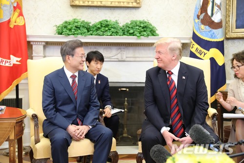 문재인 대통령이 도널드 트럼프 미국 대통령과 22일 오후(현지시각) 미국 워싱턴 백악관에서 단독정상회담을 하고 있다. /사진=뉴시스