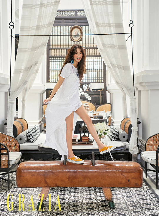 Actor Jung Hye-sung has released a Vietnam pictorial.Jung Hye-sung recently released a variety of concepts with the theme of resort look with fashion magazine Maria Grazia Cucinotta.In this picture, which was held at Vietnam Pukuok, Jung Hye-sung has produced a variety of summer fashions ranging from the lively girl to the urban and chic figure.Recently, Jung Hye-sung has appeared in the drama The Month of Questions as well as attending the 16th Jeonju International Film Festival as his first starring film Mate and received the attention of Top Model in his first screen shooting.In an interview with the picture, Jung Hye-sung said, I want to show you what I have not shown before.I try to try to play the role that I have never played, and try to top model in a new look. If there is an opportunity to show my appearance as it is, it is good to perform. emigration site