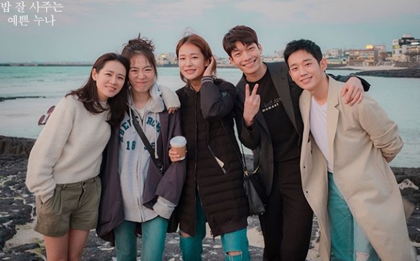 Actor Wi Ha-joon has released JTBC Drama Bob Good Sister behind-the-scenes photos.Wi Ha-joon posted several photos on May 22 with a brief closing remarks on his instagram.Wi Ha-joon said: The director, the staff and the actors were all really grateful and happy.I am really grateful to the viewers who liked me as a real brother. In the photo, Wi Ha-joon, So-yeon Jang, Son Ye-jin, and Jung Hae In were shown.Wi Ha-joon also took pictures with director Ahn Pan-seok, Oh Man-seok and Gil Hae-yeon, who played his parents roles in the play, and took pictures of them.His face is impressive, smiling with everyone.The fans who saw the photos said, I am so sorry. I am still suffering from a pretty sister who buys rice well, I was very happy, Drama was fun.I am sorry to have finished, but I will meet with another good work. delay stock