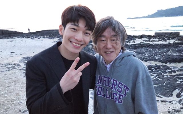 Actor Wi Ha-joon has released JTBC Drama Bob Good Sister behind-the-scenes photos.Wi Ha-joon posted several photos on May 22 with a brief closing remarks on his instagram.Wi Ha-joon said: The director, the staff and the actors were all really grateful and happy.I am really grateful to the viewers who liked me as a real brother. In the photo, Wi Ha-joon, So-yeon Jang, Son Ye-jin, and Jung Hae In were shown.Wi Ha-joon also took pictures with director Ahn Pan-seok, Oh Man-seok and Gil Hae-yeon, who played his parents roles in the play, and took pictures of them.His face is impressive, smiling with everyone.The fans who saw the photos said, I am so sorry. I am still suffering from a pretty sister who buys rice well, I was very happy, Drama was fun.I am sorry to have finished, but I will meet with another good work. delay stock