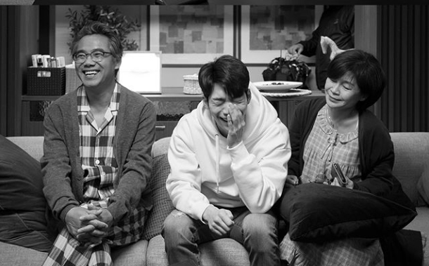 Actor Wi Ha-joon has released JTBC Drama Bob Good Sister behind-the-scenes photos.Wi Ha-joon posted several photos on May 22 with a brief closing remarks on his instagram.Wi Ha-joon said: The director, the staff and the actors were all really grateful and happy.I am really grateful to the viewers who liked me as a real brother. In the photo, Wi Ha-joon, So-yeon Jang, Son Ye-jin, and Jung Hae In were shown.Wi Ha-joon also took pictures with director Ahn Pan-seok, Oh Man-seok and Gil Hae-yeon, who played his parents roles in the play, and took pictures of them.His face is impressive, smiling with everyone.The fans who saw the photos said, I am so sorry. I am still suffering from a pretty sister who buys rice well, I was very happy, Drama was fun.I am sorry to have finished, but I will meet with another good work. delay stock