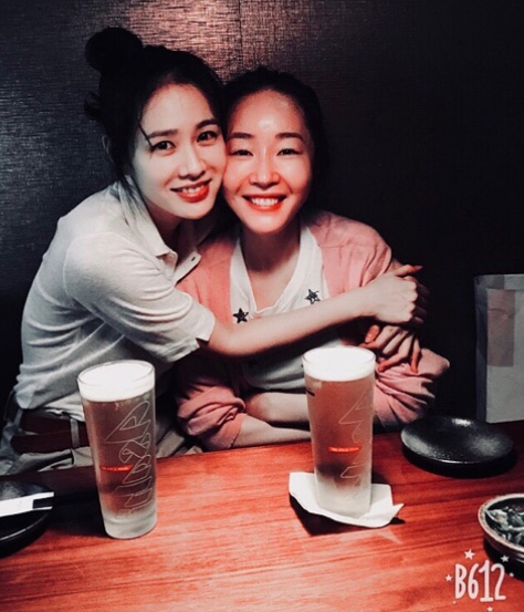 Uhm Ji-won visited JTBC Bob Good Sister for Son Ye-jin.Actor Son Ye-jin posted a photo on his instagram on May 23 with an article entitled My Love Support Sister, on-site visits, staff socks. Thank you, thank you, I love you.The photo shows Son Ye-jin holding Uhm Ji-won.You can also see the rejoicing Jung Hae In and director Ahn Pan-Seok, who are delighted to receive the gifts from Uhm Ji-won; the friendship between the two actors is impressive.kim myeong-mi