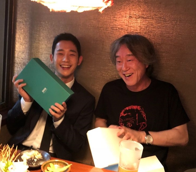 Uhm Ji-won visited JTBC Bob Good Sister for Son Ye-jin.Actor Son Ye-jin posted a photo on his instagram on May 23 with an article entitled My Love Support Sister, on-site visits, staff socks. Thank you, thank you, I love you.The photo shows Son Ye-jin holding Uhm Ji-won.You can also see the rejoicing Jung Hae In and director Ahn Pan-Seok, who are delighted to receive the gifts from Uhm Ji-won; the friendship between the two actors is impressive.kim myeong-mi