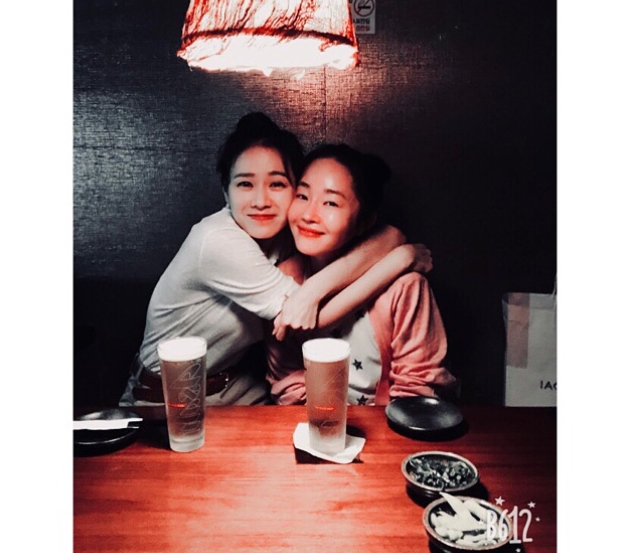 Uhm Ji-won visited JTBC Bob Good Sister for Son Ye-jin.Actor Son Ye-jin posted a photo on his instagram on May 23 with an article entitled My Love Support Sister, on-site visits, staff socks. Thank you, thank you, I love you.The photo shows Son Ye-jin holding Uhm Ji-won.You can also see the rejoicing Jung Hae In and director Ahn Pan-Seok, who are delighted to receive the gifts from Uhm Ji-won; the friendship between the two actors is impressive.kim myeong-mi