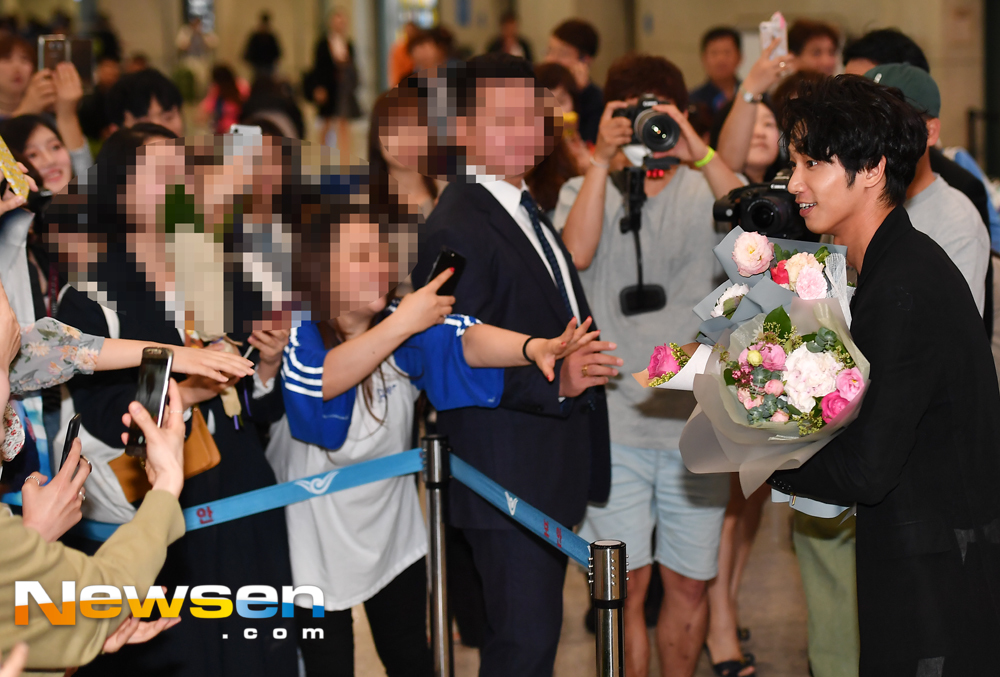 Taiwan actor Ryu I-ho arrived in the movie Hello, My Girl promotional car, Incheon International Airport on the afternoon of May 23.Ryu Ho is welcomed by fans when he leaves the arrival hall.On the other hand, Hello, My Girl is a boy who returned to school in 1997, a hard-hit thumb ride that started with his first love of life, and a romance of Simmung youth who depicts confession challenge.expressiveness