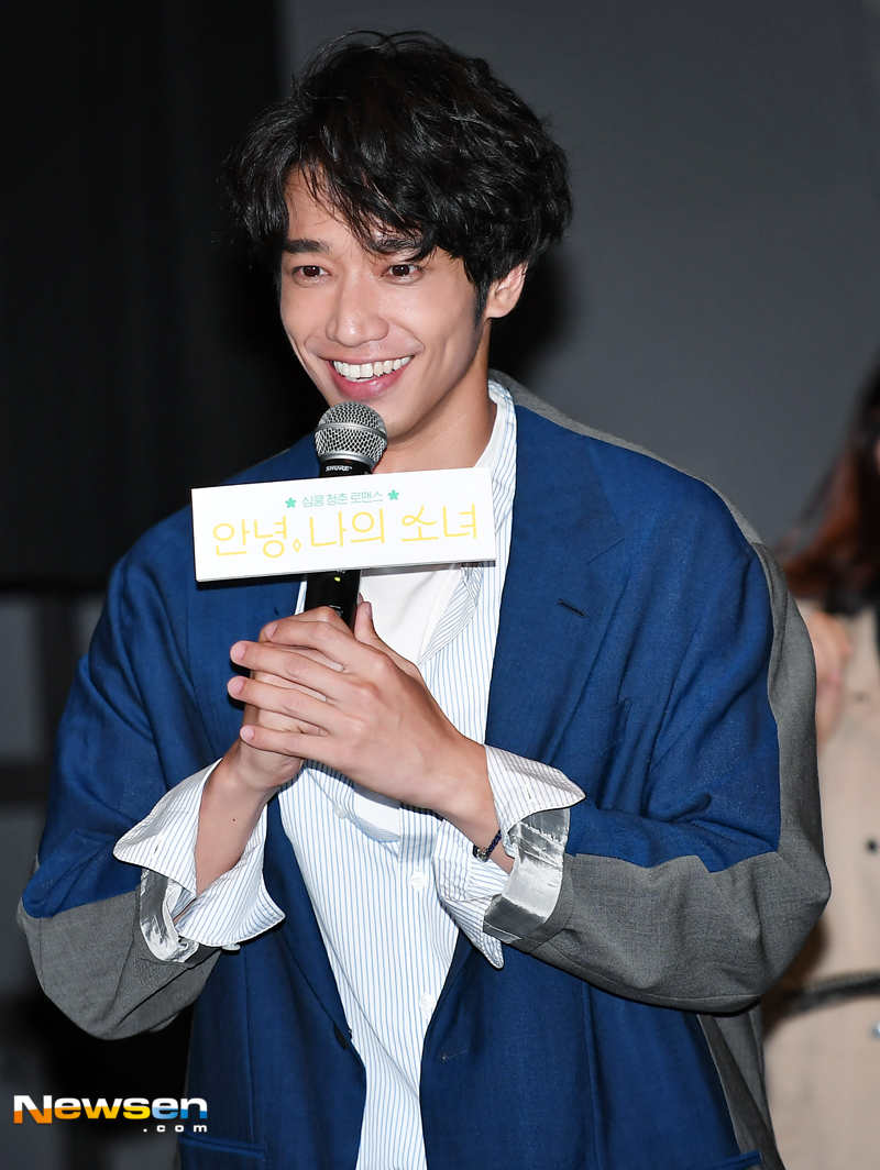 The Taiwanese movie Hello, My Girl stage greeting was held on May 23 at Megabox Central, Seocho-gu, Seoul.The movies main character Ryu Ihosa attended the event.Hello, my girl is a film about a boy who returned to school in 1997, a youth romance story about his first love affair, a rough thumb ride that started with his life, and a confession challenge.Lee Jae-ha