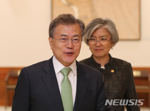 【워싱턴D.C.=뉴시스】 문재인 대통령은 22일(현지시각) 다가오는 북미 정상회담과 관련해 "이번은 역사상 최초로 완전한 비핵화를 공언하고 체제 안전과 경제발전을 희망하는 북한의 최고 지도자를 대상으로 협상한다는 점에서 이전의 협상과는 차원이 다르다"고 말했다. (사진=뉴시스 자료사진) 2018.05.22. photo@newsis.com