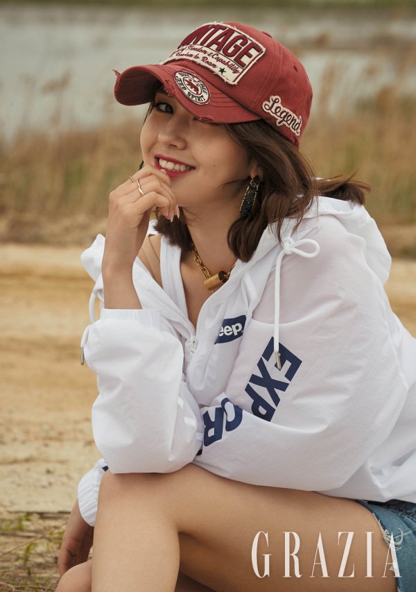 Jeon So-mi reveals charm in June issue of Maria Grazia Cucinotta pictorialIn this photo, Jeon So-mi showed off her styling sensation by wearing a retro logo T-shirt, a denim mini skirt, a windbreak jumper, and a crop T-shirt.When the hair that came down to the shoulder below the ball cap was blown in the wind, cute charm was emitted at the same time.The picture that was held near Seoul produced an exotic mood like the one shot in a field overseas.Despite the sudden chilly weather before the rain, Jeon So-mi laughed and enjoyed all the time and said that he had a nice summer costume.Pictures and videos can be found in the June issue of Maria Grazia Cucinotta and SNS.