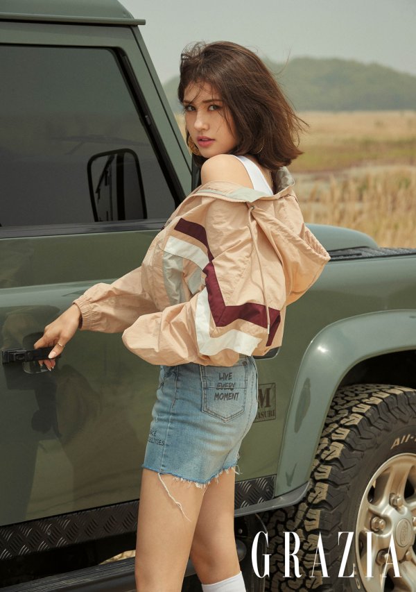 Jeon So-mi reveals charm in June issue of Maria Grazia Cucinotta pictorialIn this photo, Jeon So-mi showed off her styling sensation by wearing a retro logo T-shirt, a denim mini skirt, a windbreak jumper, and a crop T-shirt.When the hair that came down to the shoulder below the ball cap was blown in the wind, cute charm was emitted at the same time.The picture that was held near Seoul produced an exotic mood like the one shot in a field overseas.Despite the sudden chilly weather before the rain, Jeon So-mi laughed and enjoyed all the time and said that he had a nice summer costume.Pictures and videos can be found in the June issue of Maria Grazia Cucinotta and SNS.