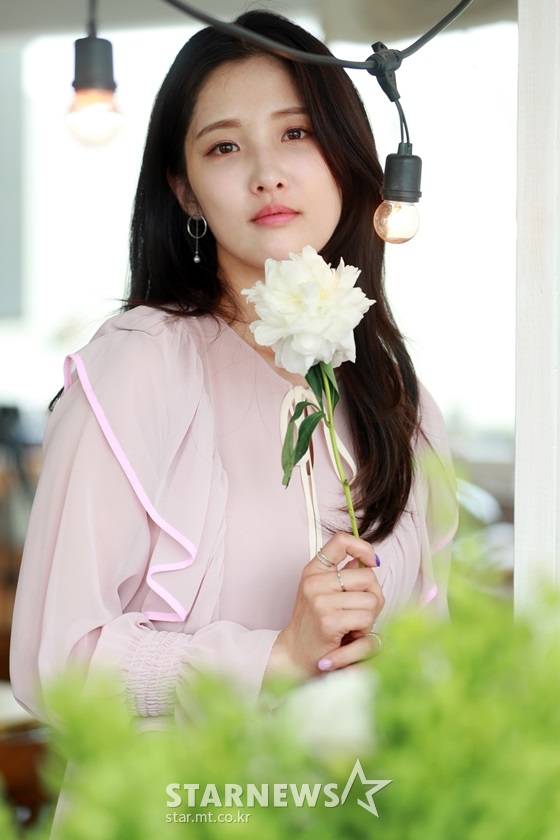 Nam Ji-hyun (28 and Nam Ji-hyun) who left Girl Group 4Minute and made the new The Departure as Actor took a meaningful first step.In the TV drama Sejo of Joseon - Draw Love (hereinafter referred to as Sejo of Joseon), which ended on the 6th, Nam Ji-hyun made a deep impression by playing the role of Lucy, a mixed-race aftershocks.He played a full face with a face full of smacking and escorted the main character, Sejo of Joseon Yi Hui (Yoon Shi-yoon).I recently met Nam Ji-hyun through the Lets Have a Tea interview. Its Rose Day. Im looking for roses. Ho-ho.Nam Ji-hyun, who smiled brightly as he entered the cafe decorated with colorful flowers, was quite different from Lucy.She laughed, I took off my face and other actors were surprised to see if it looked like this.- What do you think of ending Sejo of Joseon?- There must be a lot of good things. What kind of environment is that?- I think it is a work that has a lot of affection.- I wonder why I left my real name and became a stage name.- Is the change of the name of the activity reflected much of your will?- I think shell like it.- The new Departure often says that worry and excitement coexist. How was Nam Ji-hyun?- Did the experience of dancing help you a lot when you were doing action?- Is there a reason why I chose boxing especially during various exercises?- Wasnt it difficult to play Manchuria?- I guess one of those ten teachers told you about Manchuria.- That must have been a long preparation.- You think he showed you something?- What part was the most important part?- What if there is another resemblance to Lucy?- How was your breathing with Yoon Shi-yoon in Lee Hwi?- I played slugging on my face for Lucy s role.- Is there an obsession that you should be pretty as a female entertainer?- Wasnt it awkward to look at the smeared face in the mirror?- Did you worry that you would be prejudiced by doing this work because you made your debut as a singer and worked?- Its often called a preconception about smoke stones. When did that bother you?- Did the director of Sejo of Joseon have such prejudice?- Do you have any desire to stand on stage as a singer again?- 4Minute is disbanding and the members are now scattered.What did you break up with your former agency, Cube Entertainment, at the end of the contract?- You left Cube Entertainment and joined The Artist Company as a new company. Im curious about the occasion.- The Artist Company seems to have started in a good environment as an actor.- The Artist Company has a handsome actor Jung Woo-sung and Lee Jung-jae, who represent Korea.Do you think they saw and recruited some parts of Nam Ji-hyun?- There are a lot of really cool actors in The Artist Company. Can everyone see them when they go to work?- Nam Ji-hyun will continue to act as an actor in the future, what would you like fans to look forward to?end