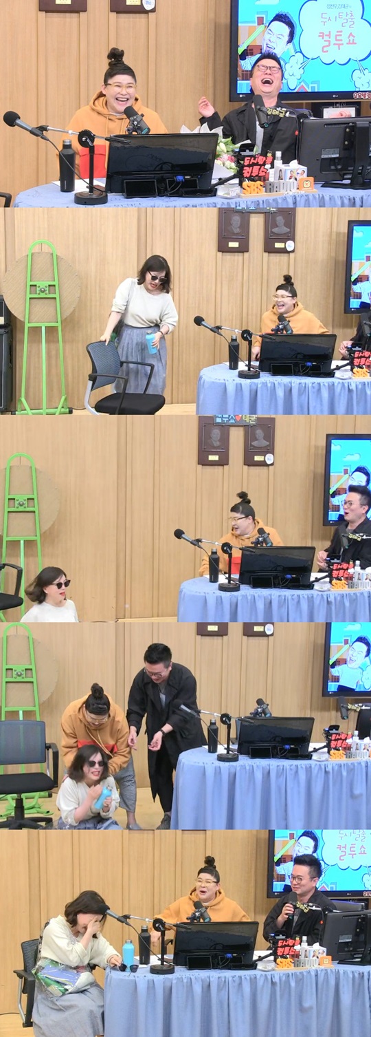 Comedian Lee Young-ja and actor Hwa-Jeong Choi showed off their best friend Chemie on TV Cultwo Show.Lee Young-ja appeared as a special DJ on SBS Radio Power FM Dooshi Escape TV Cultwo Show (hereinafter referred to as TV Cultwo Show), which was broadcast on the afternoon of the 23rd, and played with the existing DJ Kim Tae-kyun.Lee Young-ja said in Kim Tae-kyuns flower gift, Its pretty, but the caustic rain falls; you can chew a basil-like type, but you have to look at the roses.Lee Young-ja laughed at the imagination of making a pumpkin flower as an example.Lee Young-ja said, The TV Cultwo Show crew prepared a variety of foods, including hamburger fried doughnuts. But there is a hamburger store I contracted, and I prepared my competitors food.I decided to eat only the food I contracted for six months. The fried potatoes should be warm, but they are all cold, he said, expressing dissatisfaction as taste vigrating (a new word that combines taste and navigation).Lee Young-ja praised Kim Tae-kyun as the youngest in KBS2 entertainment Hello and said, It is cute there, but it feels the same when I see it on TV Cultwo Show.But soon, he suggested, I do not have a lot of shoulder weight because I do not have a jung Chan-woo. Stop.Then the broadcaster Hwa-Jeong Choi appeared in a surprise; Hwa-Jeong Choi stopped by on his way home from the previously broadcast radio Hwa-Jeong Chois Power Time.Hwa-Jeong Choi was trying to sit down in black sunglasses when his chair went back and hit his buttocks.Kim Tae-kyun responded to the sudden situation, I think it will be the best one minute.Hwa-Jeong Choi couldnt raise his face in embarrassment and was worried that Is there anyone who took this? Kim Tae-kyun replied, I went out on the radio.Hwa-Jeong Choi couldnt resist laughing at the listeners response: So you have to take off your sunglasses indoors.Hwa-Jeong Choi said, In fact, Lee Young-ja complained about food, so I stopped by to take it.