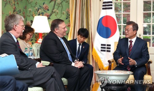 문 대통령, 폼페이오-볼턴 접견 (워싱턴=연합뉴스) 배재만 기자 = 문재인 대통령이 22일 오전(현지시간) 미국 워싱턴 영빈관에서 마이크 폼페이오 미국 국무장관(왼쪽 두 번째)과 존 볼턴 백악관 국가안보보좌관(왼쪽)을 만나 얘기를 나누고 있다. 2018.5.22      scoop@yna.co.kr