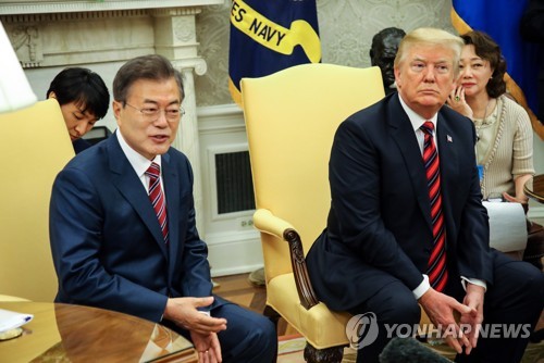 취재진 질문에 답하는 한-미 정상 (워싱턴=연합뉴스) 황광모 기자 = 문재인 대통령과 도널드 트럼프 미국 대통령이 22일 오후(현지시간)  백악관 오벌오피스에서 열린 한·미 정상 단독회담에서 기자들의 질문에 답하고 있다. 2018.5.23      hkmpooh@yna.co.kr