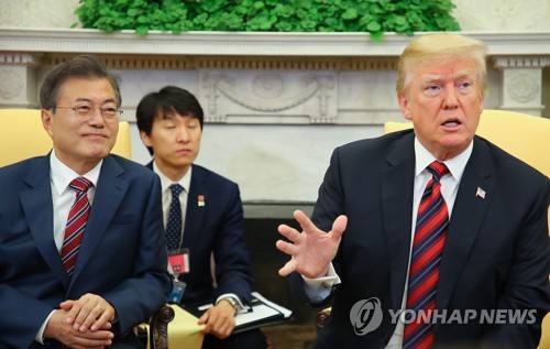 기자회견 된 한-미 정상 단독회담 (워싱턴=연합뉴스) 황광모 기자 = 문재인 대통령이 22일 오후(현지시간)  백악관 오벌오피스에서 열린 단독회담에서 도널드 트럼프 대통령의 발언을 듣고 있다. 2018.5.23      hkmpooh@yna.co.kr