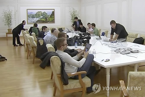 北핵실험장 취재 외신기자단 (원산<북한> AP=연합뉴스) 북한 풍계리 핵실험장 폐기 현장을 참관하기 위해 22일(현지시간) 오전 중국 베이징(北京) 서우두(首都) 공항을 출발한 외신기자단이 북한 원산에 도착했다.      이번 취재에 나선 것으로 지금까지 파악된 매체는 AP, CNN, CBS, APTN, 인터넷 매체인 Vice, 타스 통신, 신화통신,CCTV 등이다.    사진은 이날 원산에 도착한 외신 기자 22명이 숙소인 갈마 호텔에서 북한 당국의 안내에 따라 인터넷과 휴대전화 서비스를 개통하는 모습.