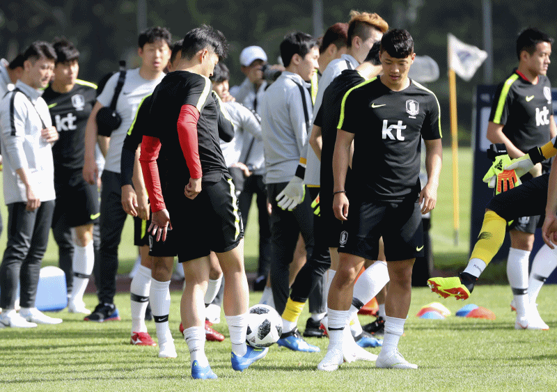 24일 손흥민이 파주NFC에서 뒷발 차기묘기를 하자 문선민이 놀란 표정을 하고 있다. 임현동 기자