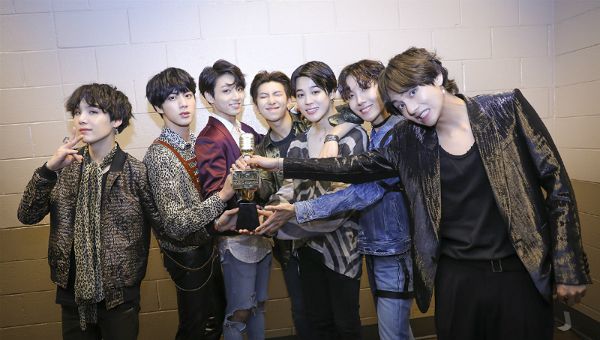 They won the Top Social The Artist award at the 2018 Billboard Music Awards (BBMAs) at the MGM Grand Garden Arena in Las Vegas on the 20th (local time).He was Prime Minister for the second year in a row.BTS has lifted the Top Social The Artist trophy following last year, beating out the top pop stars nominated together, including Justin Bieber, Ariana Grande, Demi Lovato and Sean Mendes.They also released the new song Fake Love at the Awards for the first time, leading to a hot reaction.Many fans who visited the scene enjoyed the performance by singing along with the new song.In particular, pop star Kelly Clarkson, who was in charge of the awards, introduced BTS as the best boy band in the former World and realized their changed status.The following is a one-word answer from members related to the Billboard Music Awards.I was a little sad to have not shown the stage last year, and this time I was honored to have a comeback stage and felt good.I was thrilled to have a comeback stage with a new song, and I was impressed by the fact that I was thrilled to be on the stage of Jungkook = Billboard Music Awards because I was able to show a wonderful stage in a wonderful place.It was a boost because there were so many Ami at the concert hall.I met famous pop stars on the spot. Jay Hop: I met with the artists who liked the stage and the prize as good as the prize.I met Taylor Swift, Farrell Williams, John Legend, and it was a proud and honor. JungkookMany of the Celebs were so amazing to say that they were our fans.At the time of the awards, there was a time for TV commercials, and every time we came to our place, talked and took pictures...It was a really good experience.▲ Jungkooks abs was also a big topic. Jungkook: I playfully think that I should make a little more clear abs during this activity.▲ I think the secret to being a group that gets such an evaluation is what I think. I think it is because fans love us and support us.Thanks to that, I think many people know us and listen to Music.We have good music and hard work on the stage, but personally, I think fans have been able to hear the best Boy Band thanks to their support. RM= I can analyze it in many ways, but I think it is true to the essence and show the best performance within the limit we can do, and I tried to communicate with many people through social media.It seems to be thanks to the translation of Korean language through many channels and spread through YouTube. ▲ After giving up the Awards After party and communicating with fans on video. Jay Hop = After party, better than after party is communication with fans.After that, it seems that there is something better to drink champagne among the members than after party.In fact, everyone was tired because of the time difference. Jimin I thought it was because of the fans who were nominated for Top Social Artist, and I thought it was right to go to the fans first regardless of whether they won the awards before the awards.On the other hand, there was a pity. Jimin was recently threatened with murder again. But it was embarrassing to hear that again.The fans would have been more worried than I was, and there were no birds to be swayed by such words in the situation where there were many people waiting, and the staff are helping.I want to tell my fans not to worry too much.