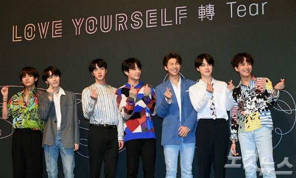 They won the Top Social The Artist award at the 2018 Billboard Music Awards (BBMAs) at the MGM Grand Garden Arena in Las Vegas on the 20th (local time).He was Prime Minister for the second year in a row.BTS has lifted the Top Social The Artist trophy following last year, beating out the top pop stars nominated together, including Justin Bieber, Ariana Grande, Demi Lovato and Sean Mendes.They also released the new song Fake Love at the Awards for the first time, leading to a hot reaction.Many fans who visited the scene enjoyed the performance by singing along with the new song.In particular, pop star Kelly Clarkson, who was in charge of the awards, introduced BTS as the best boy band in the former World and realized their changed status.The following is a one-word answer from members related to the Billboard Music Awards.I was a little sad to have not shown the stage last year, and this time I was honored to have a comeback stage and felt good.I was thrilled to have a comeback stage with a new song, and I was impressed by the fact that I was thrilled to be on the stage of Jungkook = Billboard Music Awards because I was able to show a wonderful stage in a wonderful place.It was a boost because there were so many Ami at the concert hall.I met famous pop stars on the spot. Jay Hop: I met with the artists who liked the stage and the prize as good as the prize.I met Taylor Swift, Farrell Williams, John Legend, and it was a proud and honor. JungkookMany of the Celebs were so amazing to say that they were our fans.At the time of the awards, there was a time for TV commercials, and every time we came to our place, talked and took pictures...It was a really good experience.▲ Jungkooks abs was also a big topic. Jungkook: I playfully think that I should make a little more clear abs during this activity.▲ I think the secret to being a group that gets such an evaluation is what I think. I think it is because fans love us and support us.Thanks to that, I think many people know us and listen to Music.We have good music and hard work on the stage, but personally, I think fans have been able to hear the best Boy Band thanks to their support. RM= I can analyze it in many ways, but I think it is true to the essence and show the best performance within the limit we can do, and I tried to communicate with many people through social media.It seems to be thanks to the translation of Korean language through many channels and spread through YouTube. ▲ After giving up the Awards After party and communicating with fans on video. Jay Hop = After party, better than after party is communication with fans.After that, it seems that there is something better to drink champagne among the members than after party.In fact, everyone was tired because of the time difference. Jimin I thought it was because of the fans who were nominated for Top Social Artist, and I thought it was right to go to the fans first regardless of whether they won the awards before the awards.On the other hand, there was a pity. Jimin was recently threatened with murder again. But it was embarrassing to hear that again.The fans would have been more worried than I was, and there were no birds to be swayed by such words in the situation where there were many people waiting, and the staff are helping.I want to tell my fans not to worry too much.
