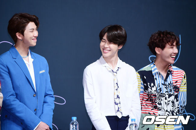 BTS members RM, Jimin and Jay Hop have photo time.Meanwhile, BTS first unveiled the stage of its new song FAKE LOVE at the 2018 Billboard Awards (BBMA) at Las Vegas MGM Grand Garden Arena on the 20th (local time) and won the top social artist category award for the second consecutive year.