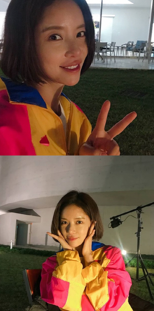 Actor Hwang Jung-eum showed off her fresh beauty.Actor Hwang Jung-eum posted several photos on his instagram on the 25th.In the public photo, Hwang Jung-eum is filming Celebratory photo during the drama Hunnam ChungHwang Jung-eum, who is wearing a colorful windbreaker and wearing a single hair, is more youthful than anyone else.Hwang Jung-eum married businessman Lee Young-don in February 2016 and got a son in August last year.He is active in SBS new tree mini series Hunnam Chung.